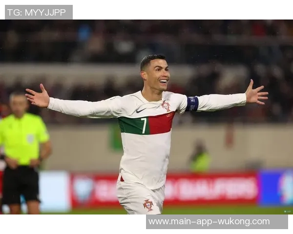 C罗双响助力球队连胜十场社交媒体分享成功秘诀与努力工作的重要性 C罗双响助力球队连胜十场社交媒体分享成功秘诀与努力工作的重要性