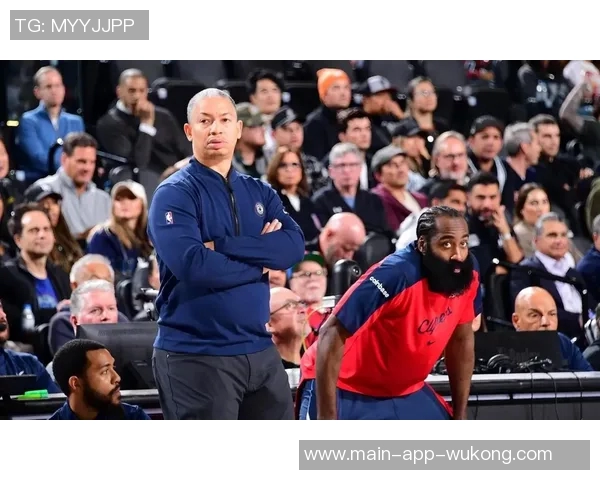 哈登谈球队配合训练称赞祖巴茨与科林斯的默契与随机应变能力